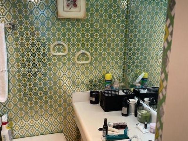 1-bedroom condo for sale in Sunny Isles Beach - 301 174th St 1605 - MondialRealty