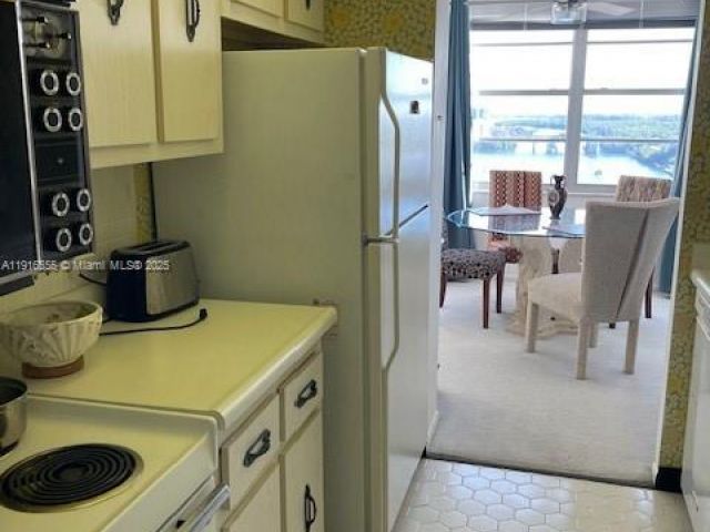 1-bedroom condo for sale in Sunny Isles Beach - 301 174th St 1605 - MondialRealty