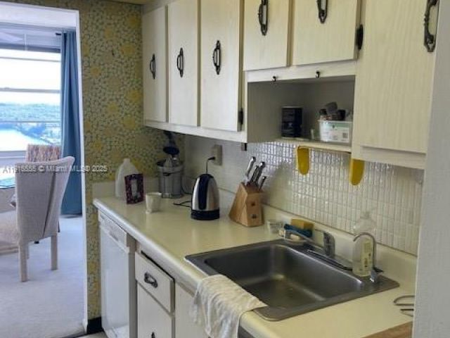 1-bedroom condo for sale in Sunny Isles Beach - 301 174th St 1605 - MondialRealty