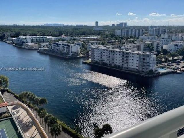 1-bedroom condo for sale in Sunny Isles Beach - 301 174th St 1605 - MondialRealty