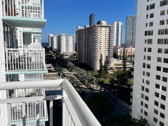 1-bedroom condo for sale in Sunny Isles Beach - 301 174th St 1605 - MondialRealty