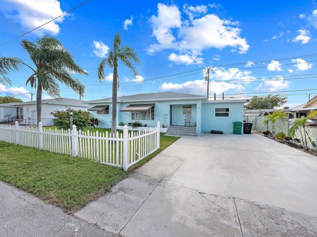 Home for rent at 135 E 28th Street - photo 6808089