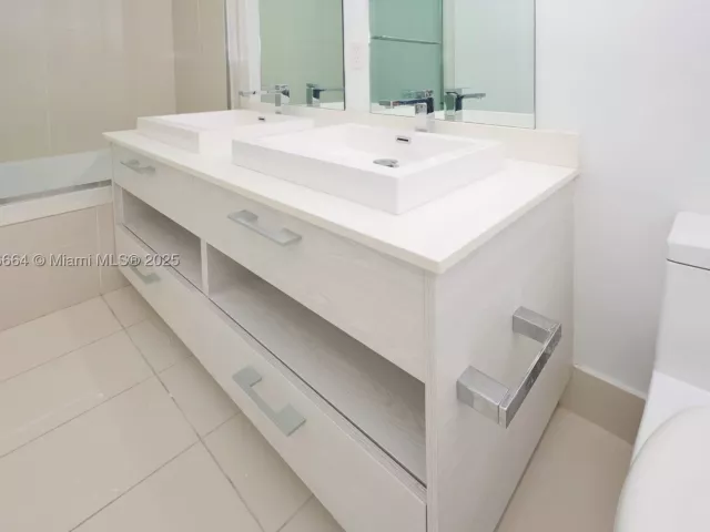 1-bedroom condo for sale in Miami - 45 SW 9th St 1504 - MondialRealty