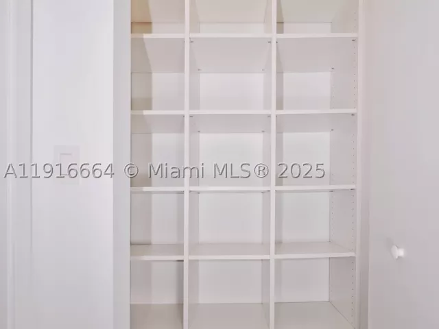 1-bedroom condo for sale in Miami - 45 SW 9th St 1504 - MondialRealty