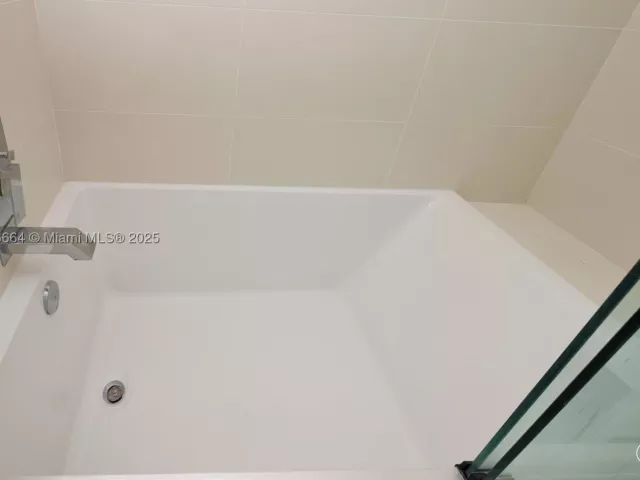 1-bedroom condo for sale in Miami - 45 SW 9th St 1504 - MondialRealty