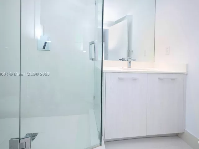 1-bedroom condo for sale in Miami - 45 SW 9th St 1504 - MondialRealty
