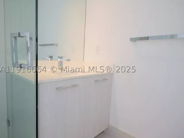 1-bedroom condo for sale in Miami - 45 SW 9th St 1504 - MondialRealty