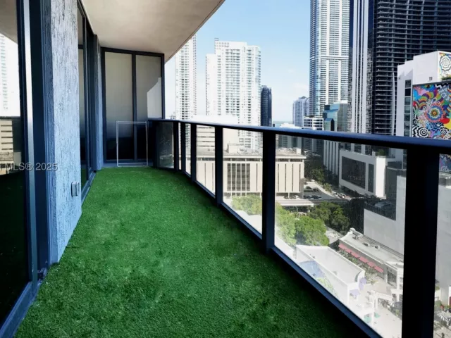 1-bedroom condo for sale in Miami - 45 SW 9th St 1504 - MondialRealty