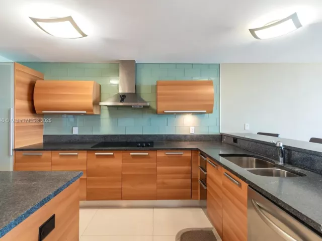 3-bedroom condo for sale in Aventura - 2950 NE 188th ST 504 - MondialRealty