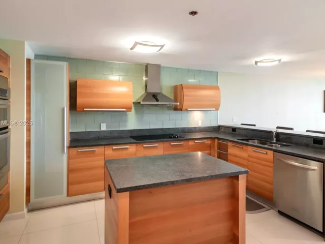 3-bedroom condo for sale in Aventura - 2950 NE 188th ST 504 - MondialRealty