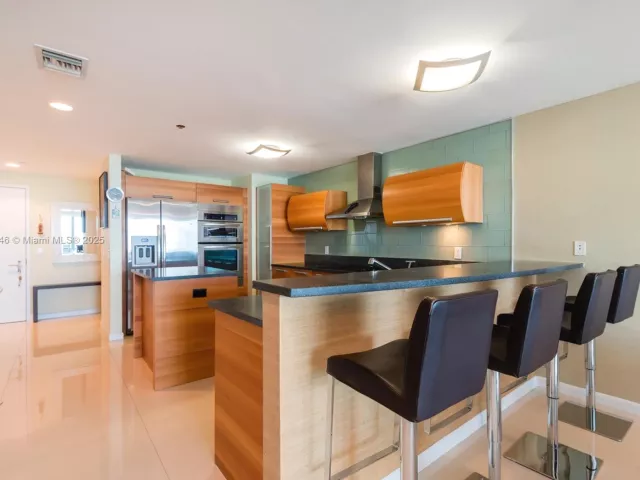 3-bedroom condo for sale in Aventura - 2950 NE 188th ST 504 - MondialRealty