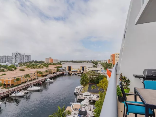 3-bedroom condo for sale in Aventura - 2950 NE 188th ST 504 - MondialRealty