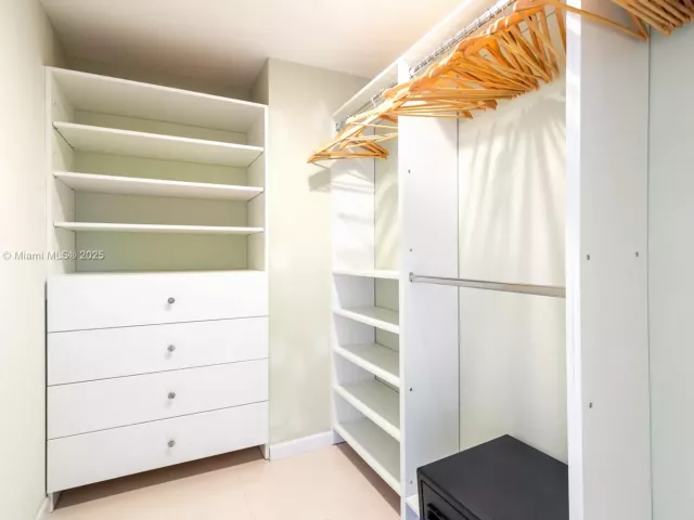 3-bedroom condo for sale in Aventura - 2950 NE 188th ST 504 - MondialRealty