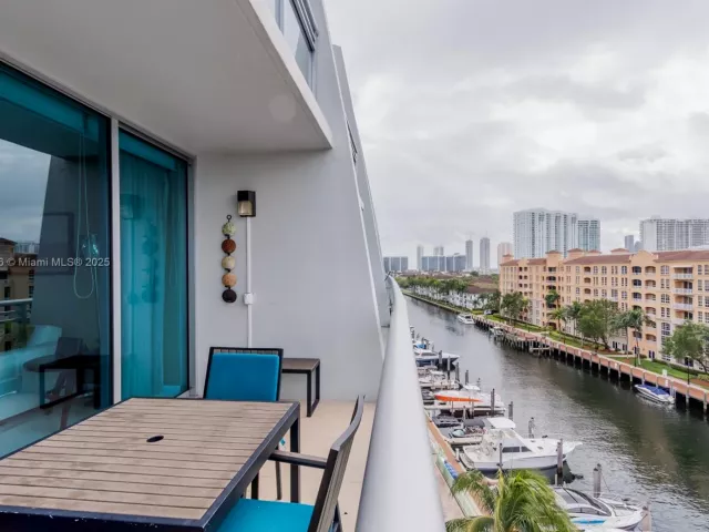 3-bedroom condo for sale in Aventura - 2950 NE 188th ST 504 - MondialRealty