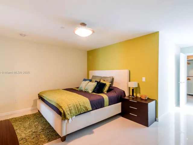 3-bedroom condo for sale in Aventura - 2950 NE 188th ST 504 - MondialRealty