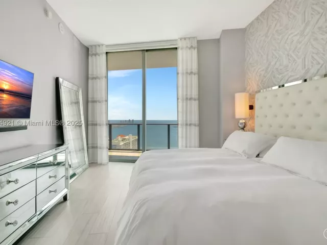 3-bedroom condo for sale in Miami - 1300 S Miami Ave PH5001 - MondialRealty