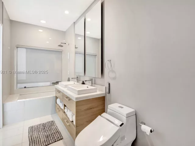 3-bedroom condo for sale in Miami - 1300 S Miami Ave PH5001 - MondialRealty