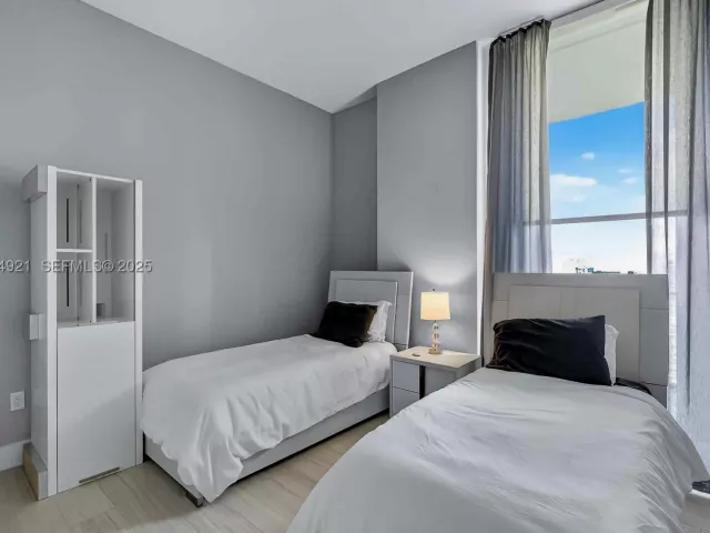 3-bedroom condo for sale in Miami - 1300 S Miami Ave PH5001 - MondialRealty