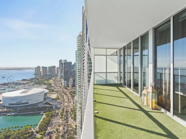 2-bedroom condo for sale in Miami - 1100 Biscayne Blvd 4502 - MondialRealty