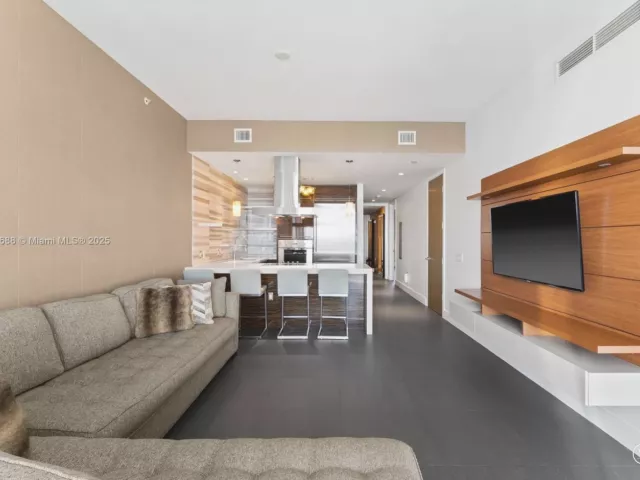 2-bedroom condo for sale in Miami - 1100 Biscayne Blvd 4502 - MondialRealty