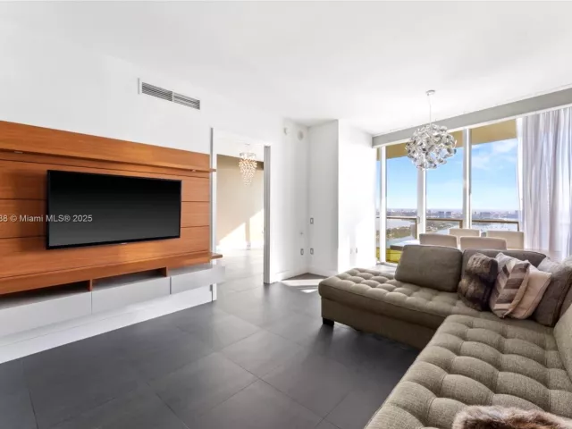 2-bedroom condo for sale in Miami - 1100 Biscayne Blvd 4502 - MondialRealty