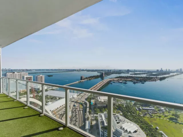 2-bedroom condo for sale in Miami - 1100 Biscayne Blvd 4502 - MondialRealty