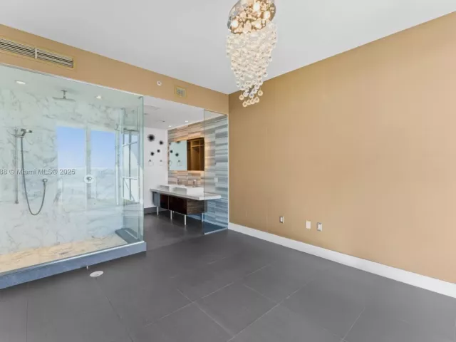 2-bedroom condo for sale in Miami - 1100 Biscayne Blvd 4502 - MondialRealty