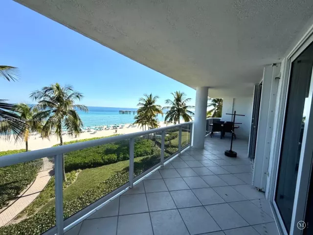 2-bedroom condo for rent in Sunny Isles Beach - 16711 Collins Ave 410 - MondialRealty