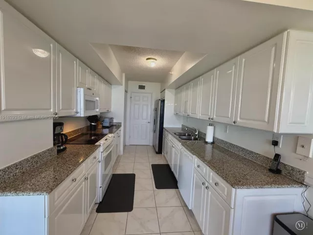 2-bedroom condo for rent in Sunny Isles Beach - 16711 Collins Ave 410 - MondialRealty