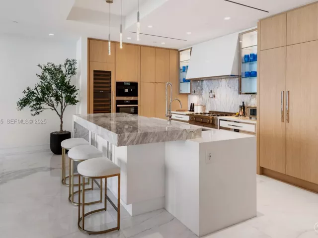 3-bedroom condo for sale in Sunny Isles Beach - 17901 Collins Ave 3406 - MondialRealty