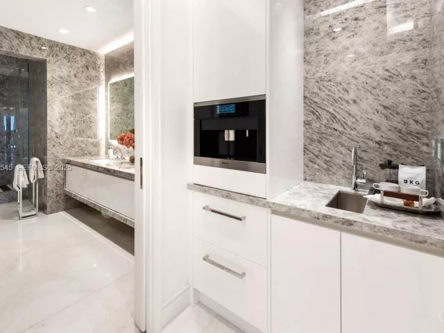 3-bedroom condo for sale in Sunny Isles Beach - 17901 Collins Ave 3406 - MondialRealty