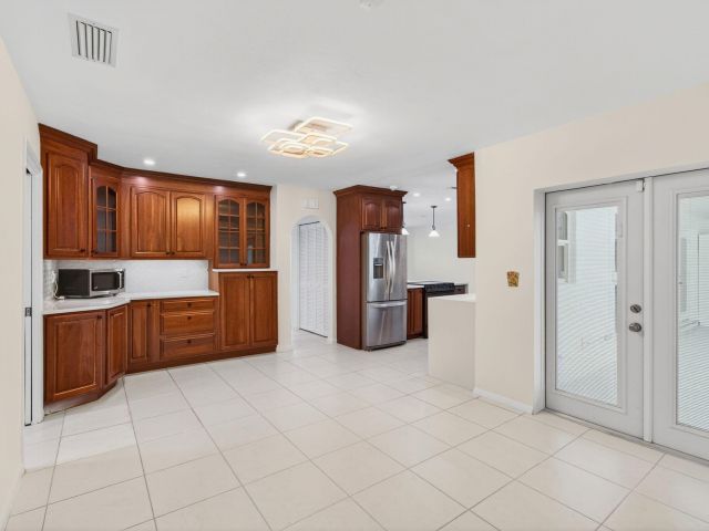 Home for rent at 699 NW 16th Avenue - photo 6808952