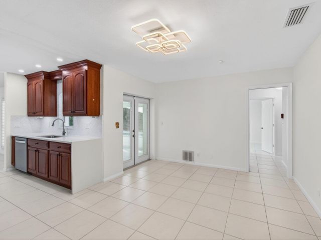 Home for rent at 699 NW 16th Avenue - photo 6808953