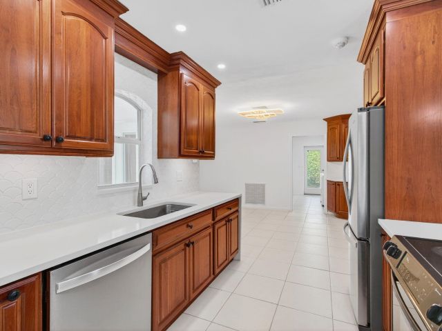 Home for rent at 699 NW 16th Avenue - photo 6808954