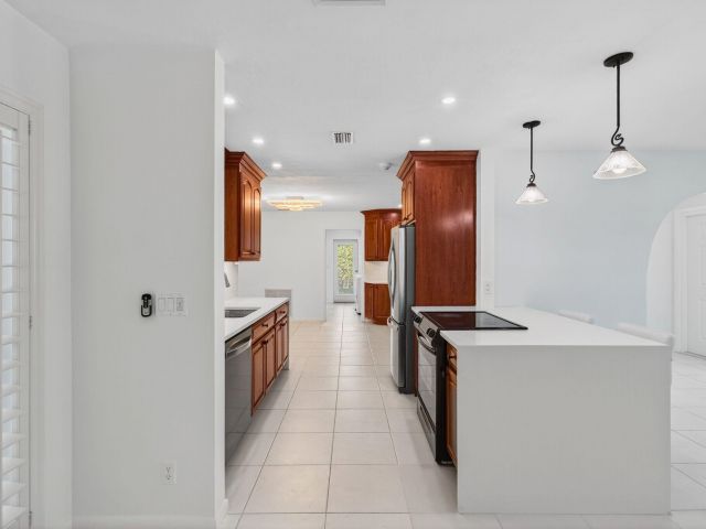 Home for rent at 699 NW 16th Avenue - photo 6808955