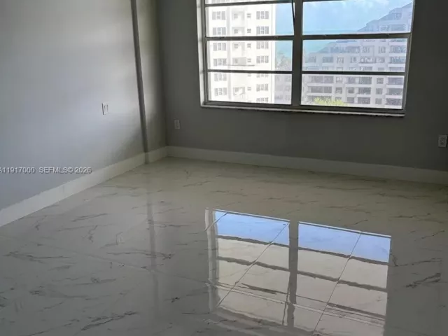 2-bedroom condo for rent in Key Biscayne - 199 OCEAN 1209 - MondialRealty