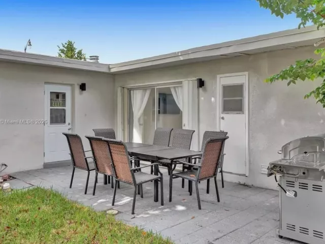 3-bedroom home for rent in Pompano Beach - 1573 NE 30th Ct - MondialRealty