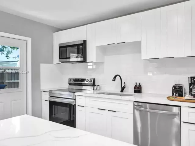 3-bedroom home for rent in Pompano Beach - 1573 NE 30th Ct - MondialRealty