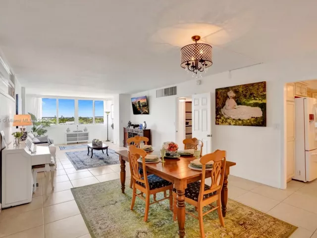 2-bedroom condo for rent in Miami Beach - 5005 Collins Ave 707 - MondialRealty