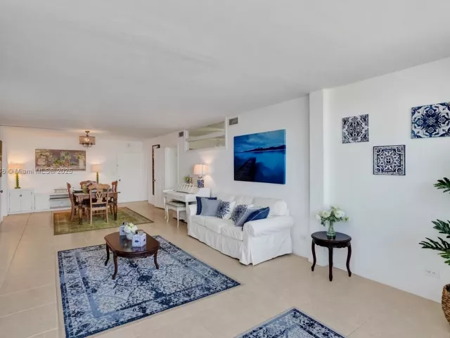 2-bedroom condo for rent in Miami Beach - 5005 Collins Ave 707 - MondialRealty