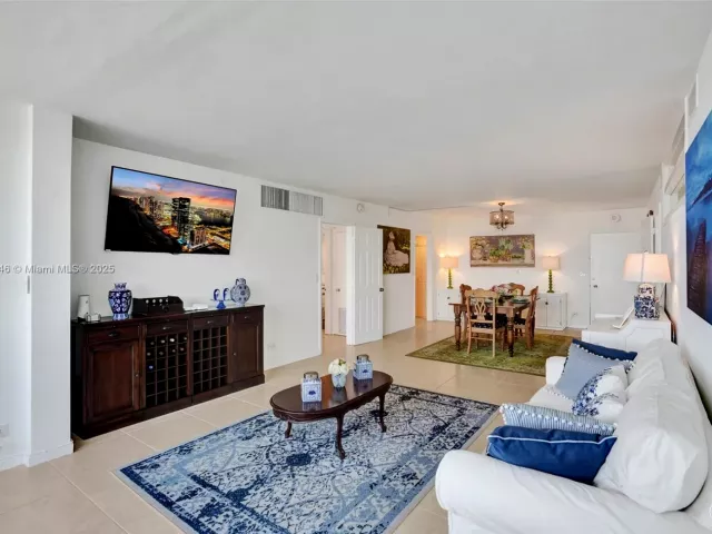 2-bedroom condo for rent in Miami Beach - 5005 Collins Ave 707 - MondialRealty