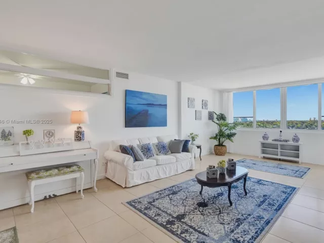 2-bedroom condo for rent in Miami Beach - 5005 Collins Ave 707 - MondialRealty