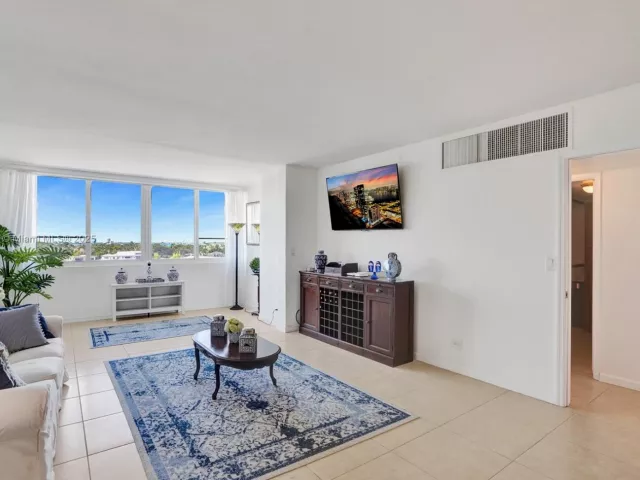 2-bedroom condo for rent in Miami Beach - 5005 Collins Ave 707 - MondialRealty