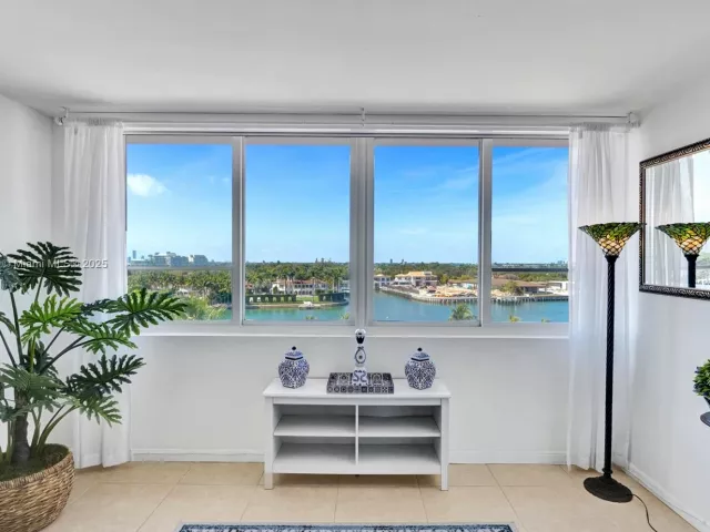 2-bedroom condo for rent in Miami Beach - 5005 Collins Ave 707 - MondialRealty