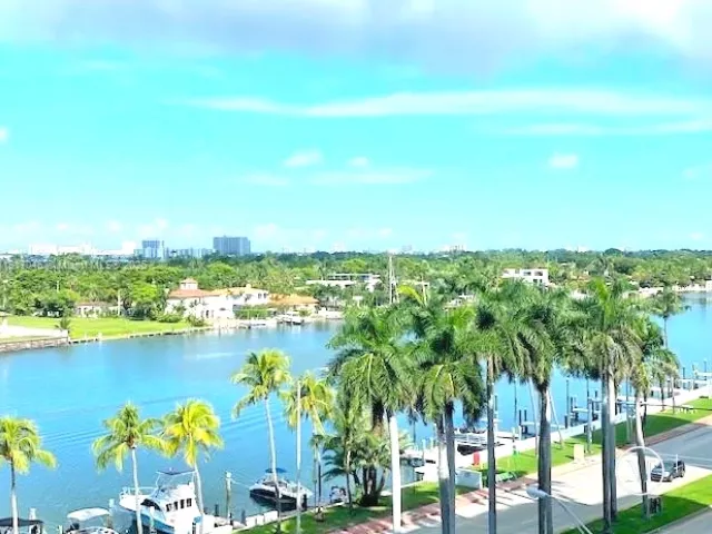2-bedroom condo for rent in Miami Beach - 5005 Collins Ave 707 - MondialRealty