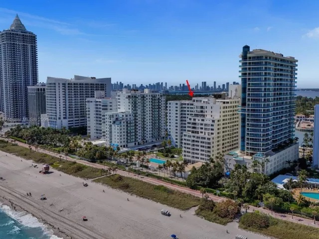 2-bedroom condo for rent in Miami Beach - 5005 Collins Ave 707 - MondialRealty