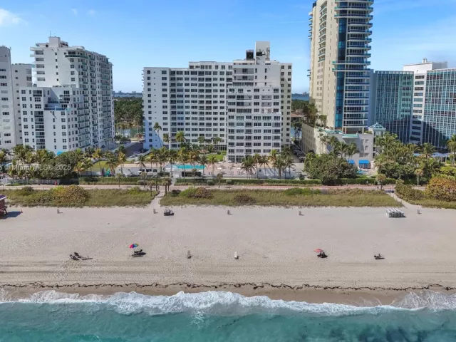 2-bedroom condo for rent in Miami Beach - 5005 Collins Ave 707 - MondialRealty