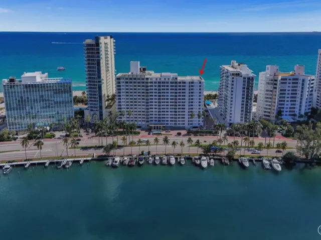 2-bedroom condo for rent in Miami Beach - 5005 Collins Ave 707 - MondialRealty