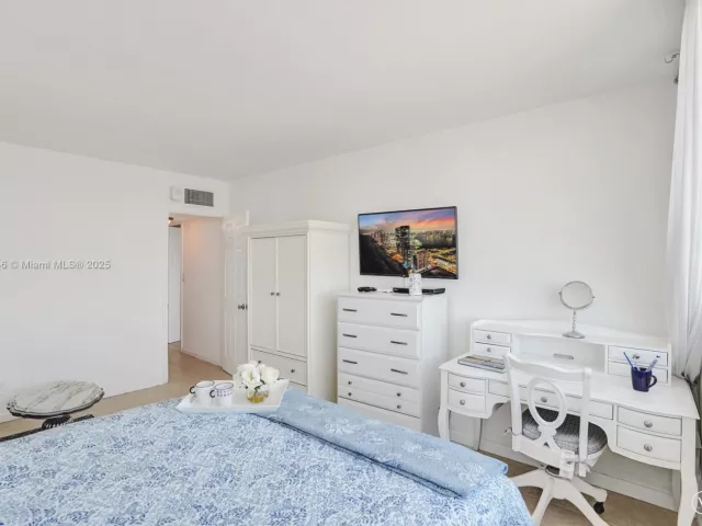 2-bedroom condo for rent in Miami Beach - 5005 Collins Ave 707 - MondialRealty