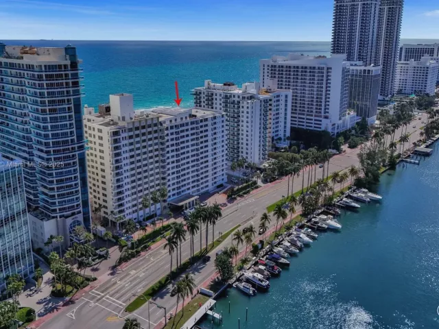 2-bedroom condo for rent in Miami Beach - 5005 Collins Ave 707 - MondialRealty